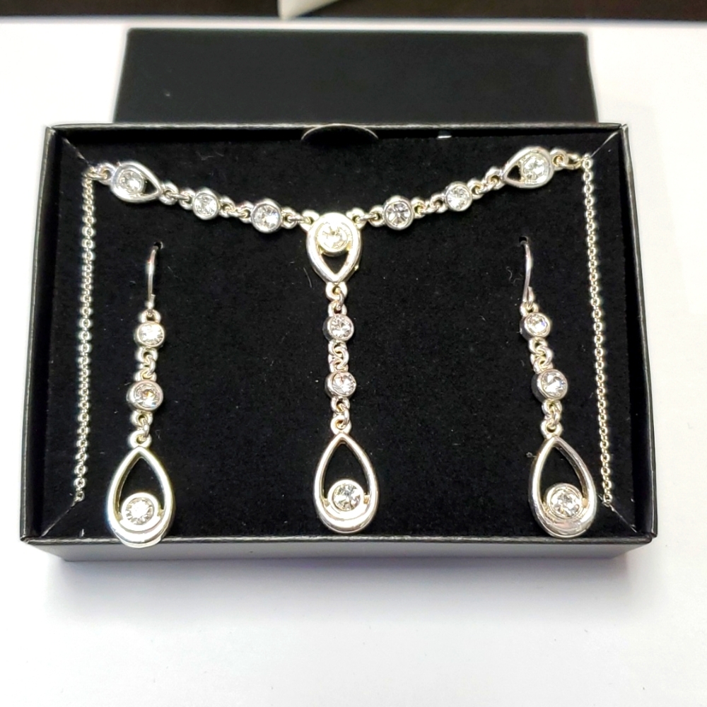 Shimmering necklace and earrings gift set by avon - Picture 1 of 5